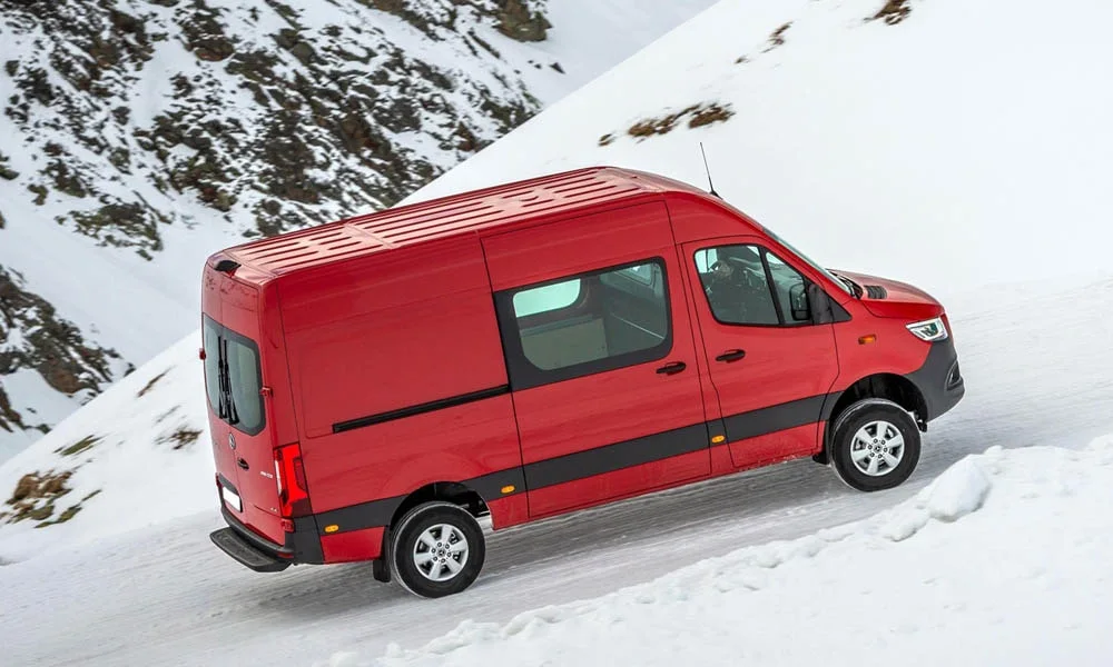 Фото Mercedes-Benz Sprinter — вид сзади, фото 11. Красный кузов сзади — фонари и бампер определяют ночной образ модели. Светодиодная полоса или раздельные секции — задняя оптика стала главным украшением кормы Mercedes-Benz Sprinter — вид сзади, фото 11