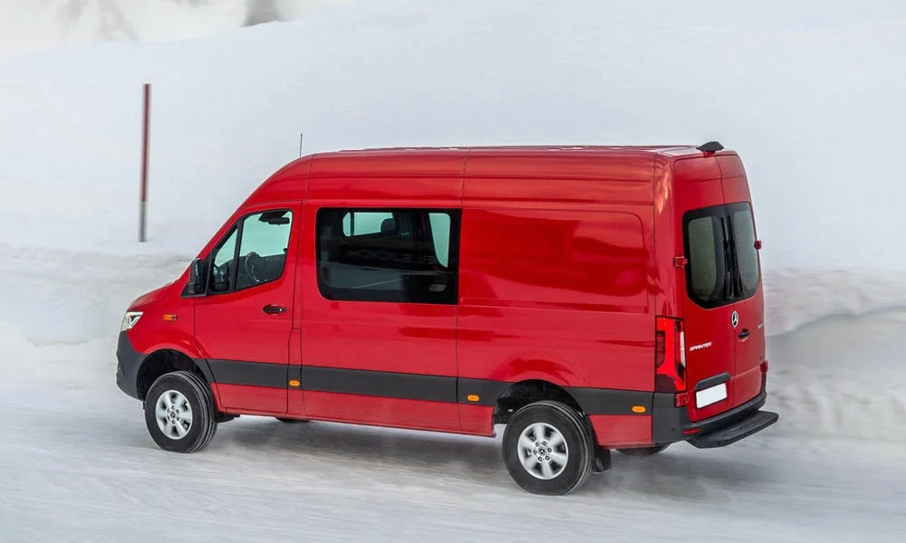Фото Mercedes-Benz Sprinter — вид сзади, фото 12. Красный кузов сзади — фонари и бампер определяют ночной образ модели. Насадки выхлопа или их имитация внизу бампера различают версии Mercedes-Benz Sprinter — вид сзади, фото 12