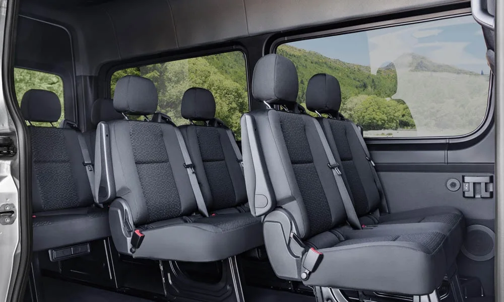 Фото Mercedes-Benz Sprinter — задние сиденья. Посадка второго ряда: подголовники и подлокотник Mercedes-Benz Sprinter — задние сиденья