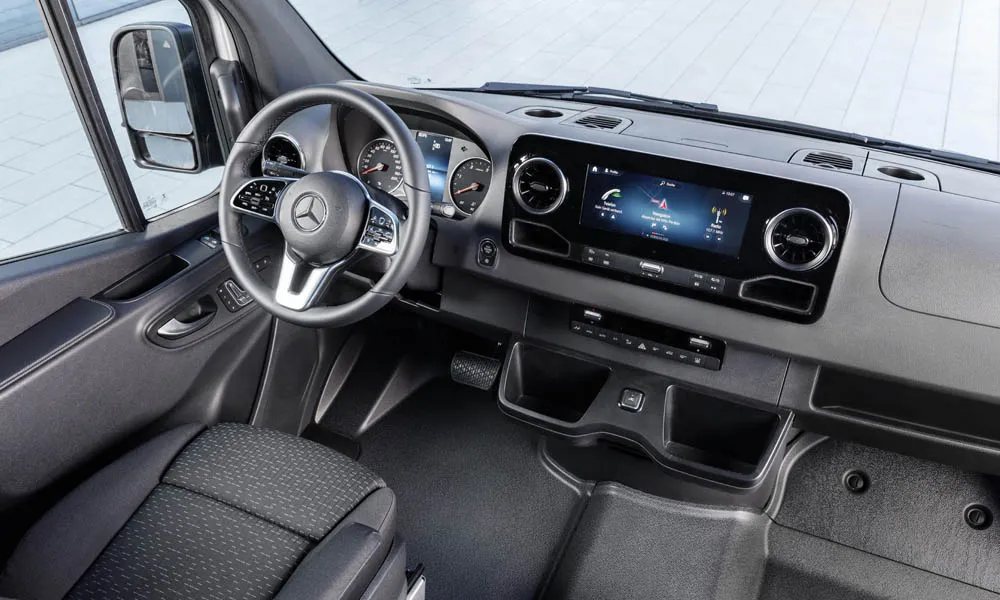 Фото Mercedes-Benz Sprinter — руль. Обшивка обода и компоновка спиц крупным планом Mercedes-Benz Sprinter — руль