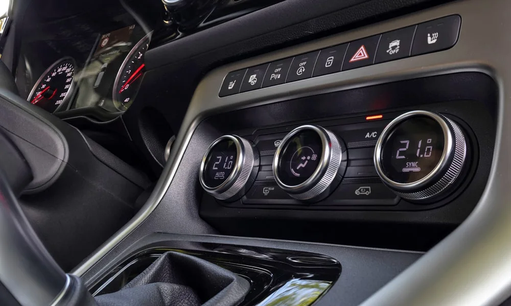 Фото Mercedes-Benz T-Class (2024) — блок климат-контроля, фото 2. Панель климата крупным планом — регулировки доступны на ощупь. Раздельные зоны позволяют водителю и пассажиру выбрать свою температуру Mercedes-Benz T-Class (2024) — блок климат-контроля, фото 2