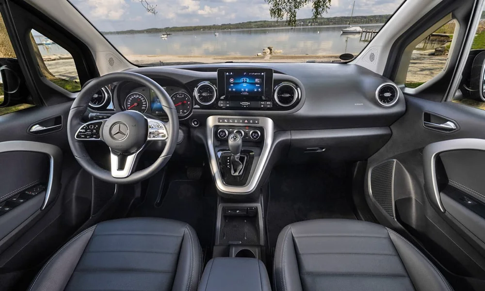 Фото Mercedes-Benz T-Class (2024) — передняя панель. Компоновка экранов, дефлекторов и консоли Mercedes-Benz T-Class (2024) — передняя панель