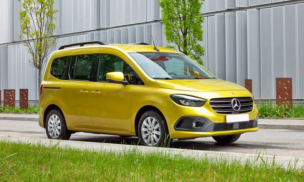 Фото Mercedes-Benz T-Class (2024) — вид спереди, фото 2. Анфас: пропорции капота, посадка кузова и графика ходовых огней. Рисунок ходовых огней — подпись модели, по нему её узнают в потоке Mercedes-Benz T-Class (2024) — вид спереди, фото 2