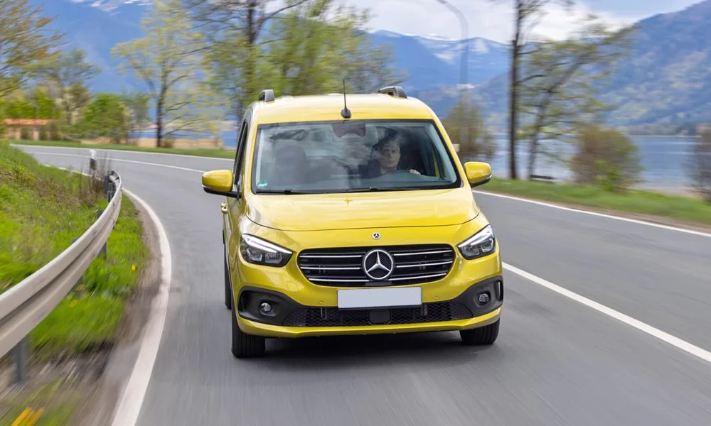 Фото Mercedes-Benz T-Class (2024) — вид спереди, фото 4. Передок в жёлтом исполнении — крупная светотехника и выразительный бампер Mercedes-Benz T-Class (2024) — вид спереди, фото 4