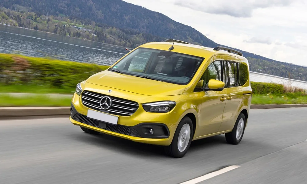 Фото Mercedes-Benz T-Class (2024) — вид спереди, фото 5. Передок в жёлтом исполнении — крупная светотехника и выразительный бампер Mercedes-Benz T-Class (2024) — вид спереди, фото 5