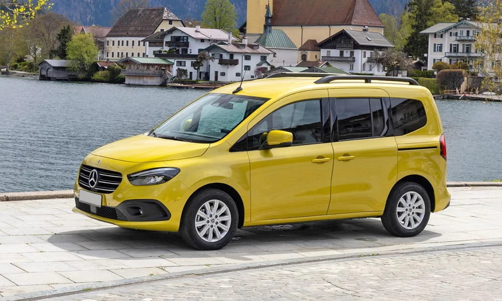 Фото Mercedes-Benz T-Class (2024) — вид спереди, фото 6. Анфас: пропорции капота, посадка кузова и графика ходовых огней Mercedes-Benz T-Class (2024) — вид спереди, фото 6