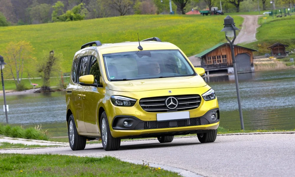 Фото Mercedes-Benz T-Class (2024) — вид спереди, фото 7. Оптика, решётка и бампер — первое впечатление о модели. Рисунок ходовых огней — подпись модели, по нему её узнают в потоке Mercedes-Benz T-Class (2024) — вид спереди, фото 7