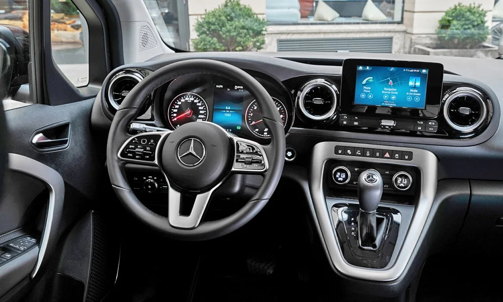 Фото Mercedes-Benz T-Class (2024) — руль. Обшивка обода и компоновка спиц крупным планом. Обогрев обода — опция, которую оценят зимой Mercedes-Benz T-Class (2024) — руль