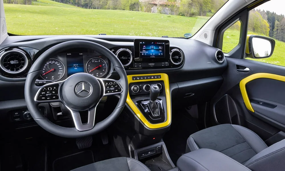 Фото Mercedes-Benz T-Class (2024) — руль, фото 2. Обшивка обода и компоновка спиц крупным планом. Клавиши на спицах управляют медиа, круизом и ассистентами — руки остаются на руле Mercedes-Benz T-Class (2024) — руль, фото 2