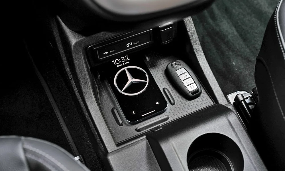 Фото Mercedes-Benz T-Class (2024) — беспроводная зарядка. Площадка для смартфона: зарядка без проводов. Прорезиненное покрытие удерживает телефон в поворотах; мощность зарядки — в характеристиках версии Mercedes-Benz T-Class (2024) — беспроводная зарядка
