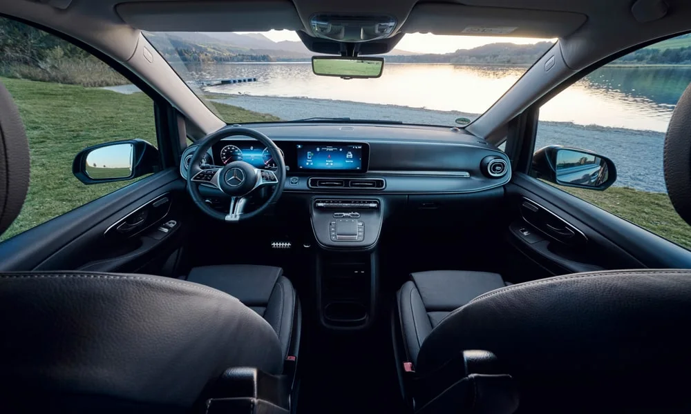 Фото Mercedes-Benz V-Class (2024) — передняя панель. Передняя панель в тёмно-синей отделке: расположение экранов и дефлекторов. Минимум физических кнопок — ставка на экранное управление Mercedes-Benz V-Class (2024) — передняя панель