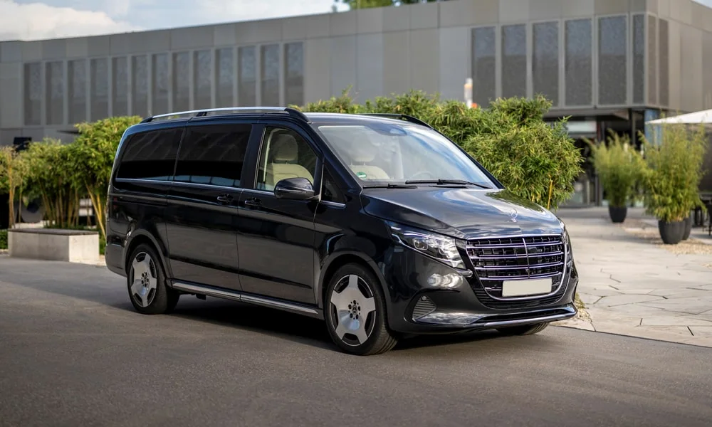 Фото Mercedes-Benz V-Class (2024) — вид спереди. Анфас: пропорции капота, посадка кузова и графика ходовых огней Mercedes-Benz V-Class (2024) — вид спереди