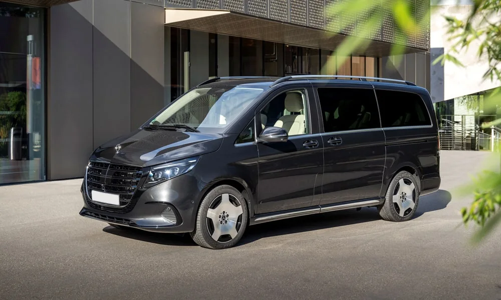 Фото Mercedes-Benz V-Class (2024) — вид спереди, фото 2. Оптика, решётка и бампер — первое впечатление о модели. Дневные ходовые огни включаются автоматически с запуском Mercedes-Benz V-Class (2024) — вид спереди, фото 2