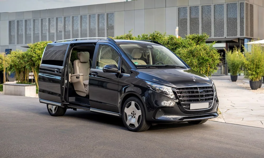 Фото Mercedes-Benz V-Class (2024) — вид спереди, фото 3. Оптика, решётка и бампер — первое впечатление о модели. Дневные ходовые огни включаются автоматически с запуском Mercedes-Benz V-Class (2024) — вид спереди, фото 3