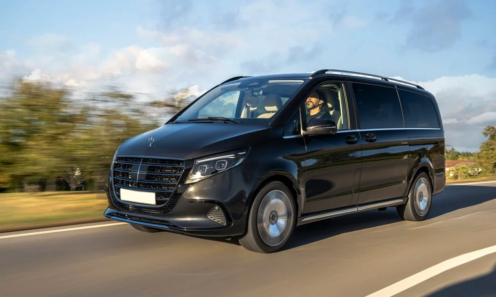 Фото Mercedes-Benz V-Class (2024) — вид спереди, фото 4. Передок в чёрном исполнении — крупная светотехника и выразительный бампер. Дневные ходовые огни включаются автоматически с запуском Mercedes-Benz V-Class (2024) — вид спереди, фото 4