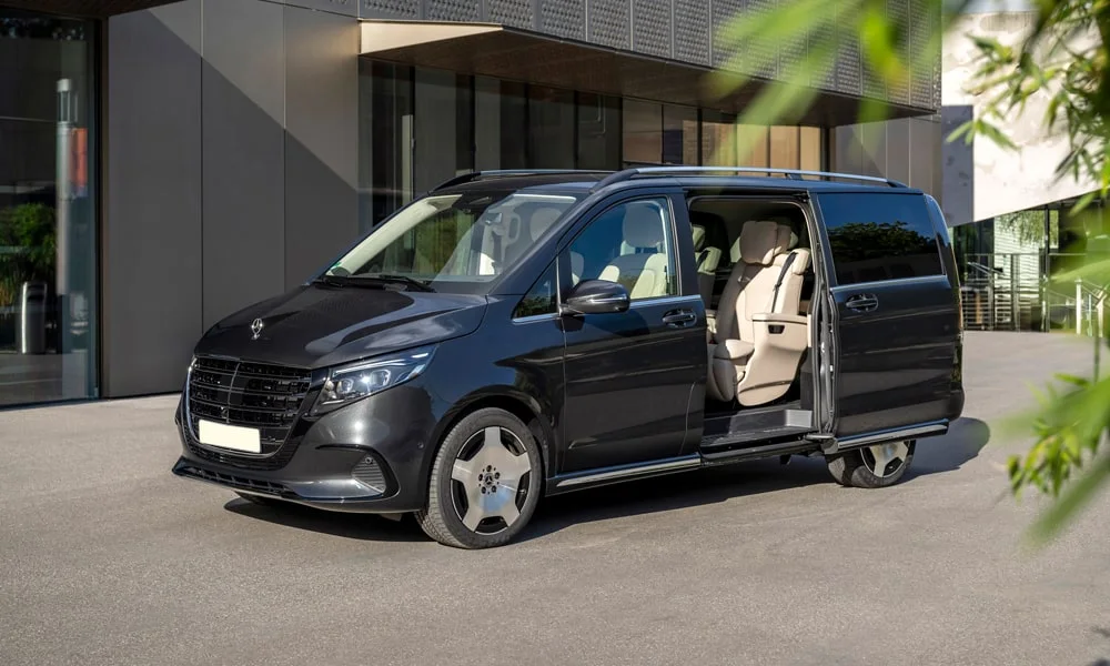 Фото Mercedes-Benz V-Class (2024) — вид спереди, фото 5. Анфас: пропорции капота, посадка кузова и графика ходовых огней Mercedes-Benz V-Class (2024) — вид спереди, фото 5