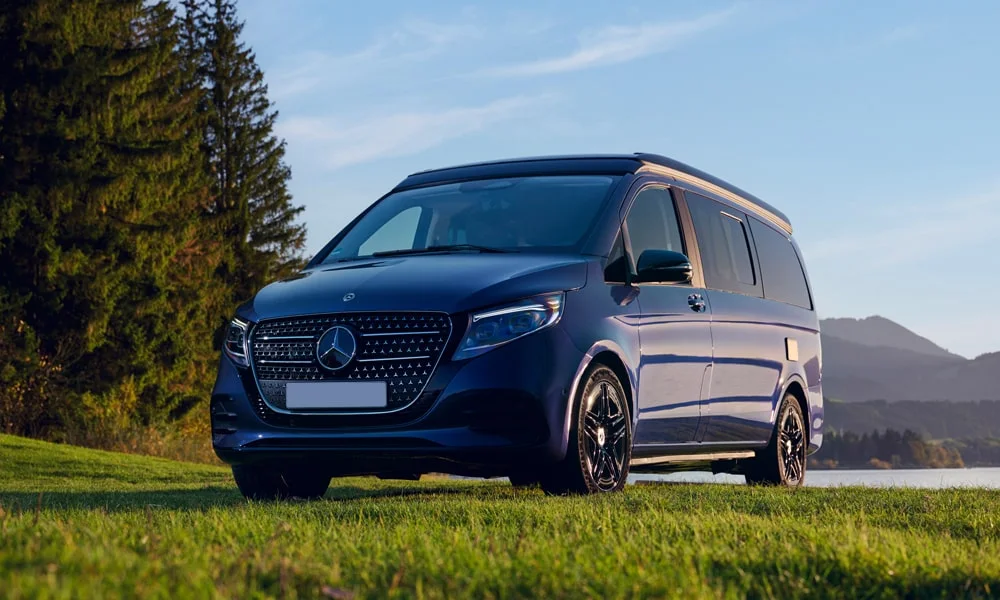 Фото Mercedes-Benz V-Class (2024) — вид спереди, фото 8. Анфас: пропорции капота, посадка кузова и графика ходовых огней. Дневные ходовые огни включаются автоматически с запуском Mercedes-Benz V-Class (2024) — вид спереди, фото 8