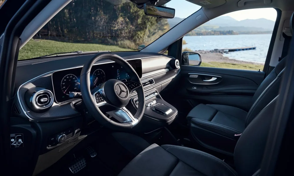 Фото Mercedes-Benz V-Class (2024) — интерьер. Общий план салона: посадка, материалы и организация пространства в тёмной гамме. Светлая гамма зрительно расширяет салон, тёмная — практичнее в уходе Mercedes-Benz V-Class (2024) — интерьер