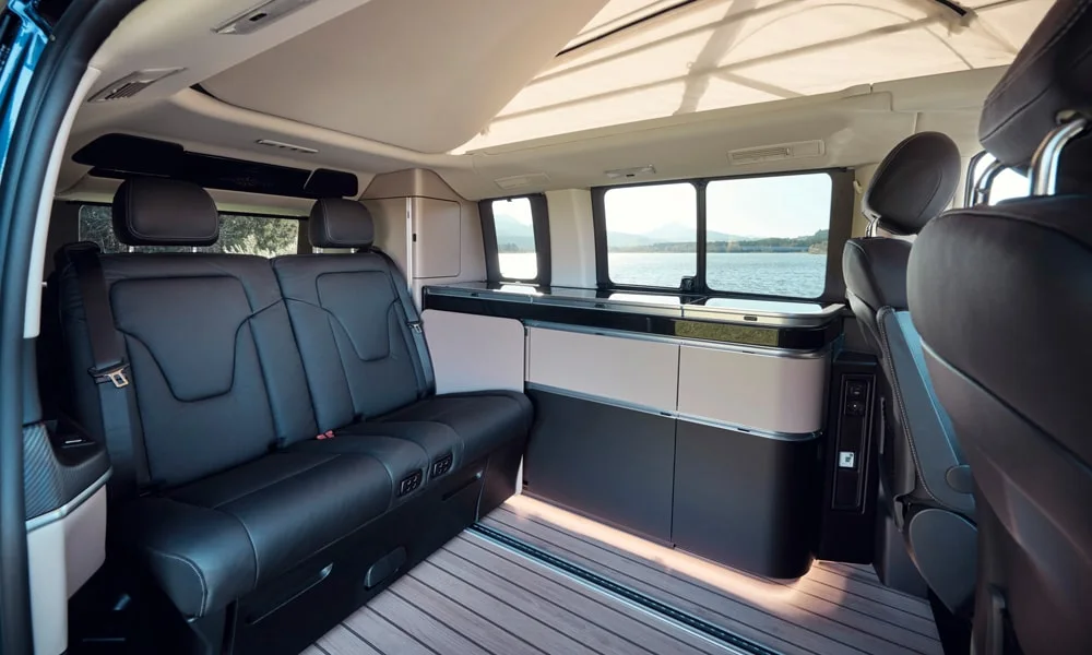 Фото Mercedes-Benz V-Class (2024) — интерьер, фото 2. Общий план салона: архитектура панели, консоль и кресла. Светлая гамма зрительно расширяет салон, тёмная — практичнее в уходе Mercedes-Benz V-Class (2024) — интерьер, фото 2