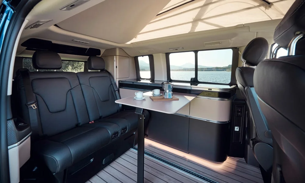 Фото Mercedes-Benz V-Class (2024) — интерьер, фото 3. Интерьер с тёмно-синей отделкой — видно сочетание материалов панели и кресел Mercedes-Benz V-Class (2024) — интерьер, фото 3