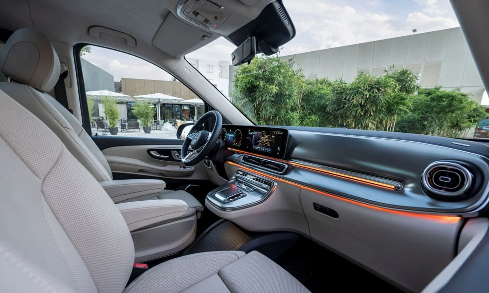 Фото Mercedes-Benz V-Class (2024) — интерьер, фото 4. Общий план салона: архитектура панели, консоль и кресла. Светлая гамма зрительно расширяет салон, тёмная — практичнее в уходе Mercedes-Benz V-Class (2024) — интерьер, фото 4