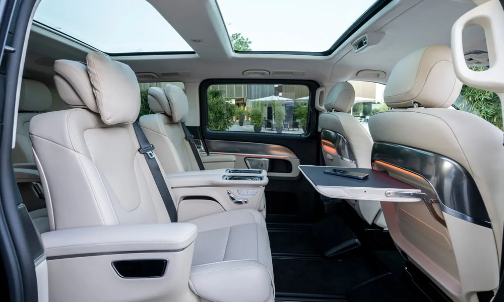Фото Mercedes-Benz V-Class (2024) — интерьер, фото 5. Общий план салона: архитектура панели, консоль и кресла. Уровень отделки читается по стыкам панелей и мягким поверхностям в зонах касания Mercedes-Benz V-Class (2024) — интерьер, фото 5