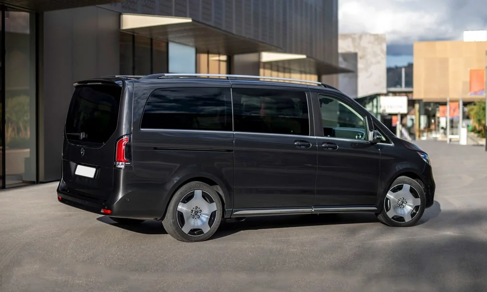 Фото Mercedes-Benz V-Class (2024) — вид сзади. Графика фонарей, бампер и оформление пятой двери. Насадки выхлопа или их имитация внизу бампера различают версии Mercedes-Benz V-Class (2024) — вид сзади