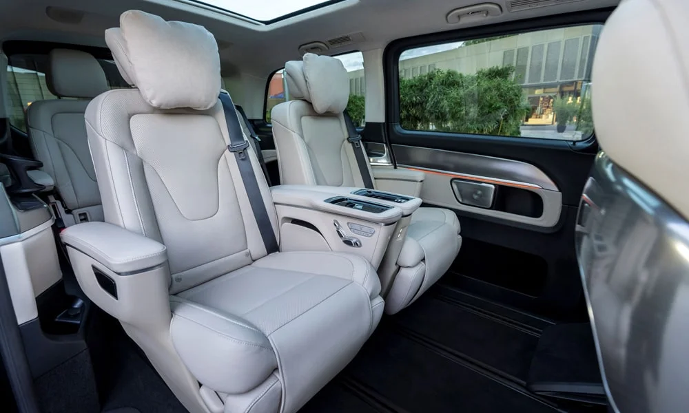 Фото Mercedes-Benz V-Class (2024) — задние сиденья, фото 2. Посадка второго ряда: подголовники и подлокотник. Плоский пол упрощает посадку втроём Mercedes-Benz V-Class (2024) — задние сиденья, фото 2