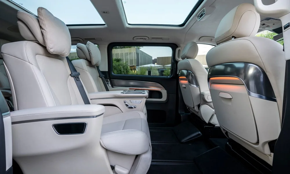 Фото Mercedes-Benz V-Class (2024) — задние сиденья, фото 3. Второй ряд: профиль дивана, подголовники и обивка из гладкой коже. Спинки складываются под длинные грузы у большинства версий Mercedes-Benz V-Class (2024) — задние сиденья, фото 3