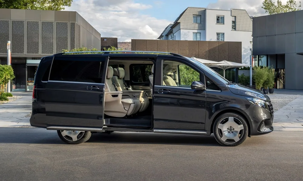 Фото Mercedes-Benz V-Class (2024) — вид сбоку. Профиль в чёрном цвете: соотношение колёсной базы и свесов Mercedes-Benz V-Class (2024) — вид сбоку