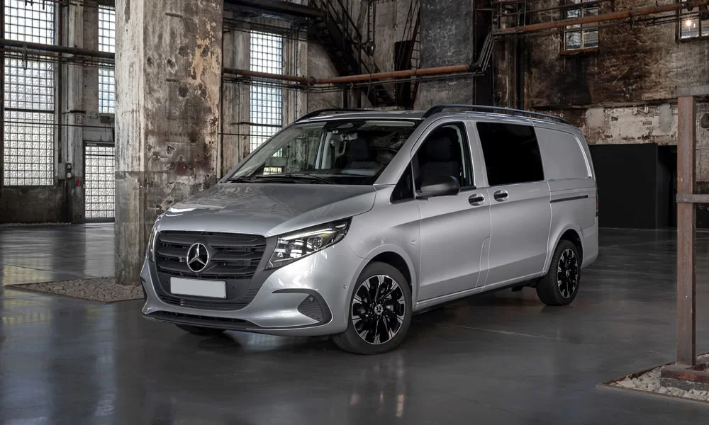 Фото Mercedes-Benz Vito (2024) — вид спереди. Серебристый кузов, строгая симметрия оптики — базовый ракурс знакомства с дизайном Mercedes-Benz Vito (2024) — вид спереди