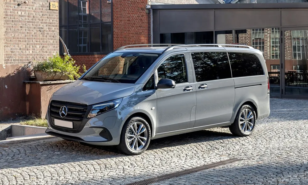Фото Mercedes-Benz Vito (2024) — вид спереди, фото 2. Кузов в серебристом цвете: рисунок оптики и решётки задаёт узнаваемое «лицо» модели. Рисунок ходовых огней — подпись модели, по нему её узнают в потоке Mercedes-Benz Vito (2024) — вид спереди, фото 2