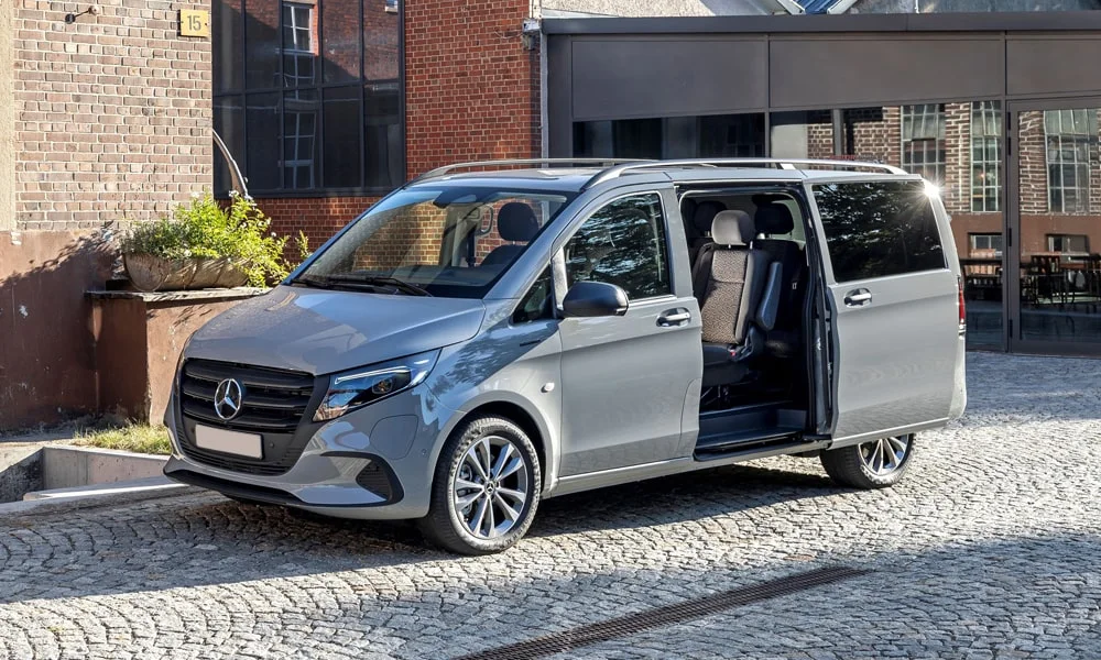 Фото Mercedes-Benz Vito (2024) — вид спереди, фото 3. Оптика, решётка и бампер — первое впечатление о модели Mercedes-Benz Vito (2024) — вид спереди, фото 3
