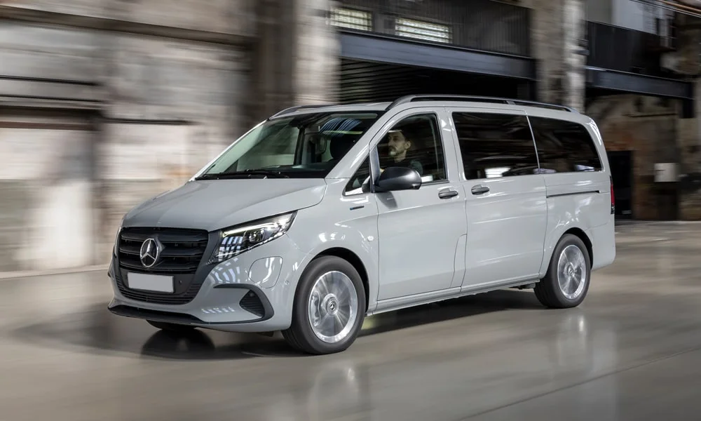 Фото Mercedes-Benz Vito (2024) — вид спереди, фото 4. Серебристый кузов, строгая симметрия оптики — базовый ракурс знакомства с дизайном. Дневные ходовые огни включаются автоматически с запуском Mercedes-Benz Vito (2024) — вид спереди, фото 4