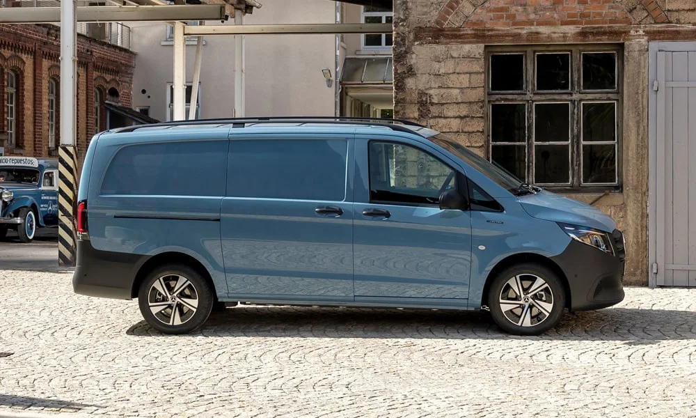 Фото Mercedes-Benz Vito (2024) — вид спереди, фото 6. Анфас: пропорции капота, посадка кузова и графика ходовых огней. Дневные ходовые огни включаются автоматически с запуском Mercedes-Benz Vito (2024) — вид спереди, фото 6