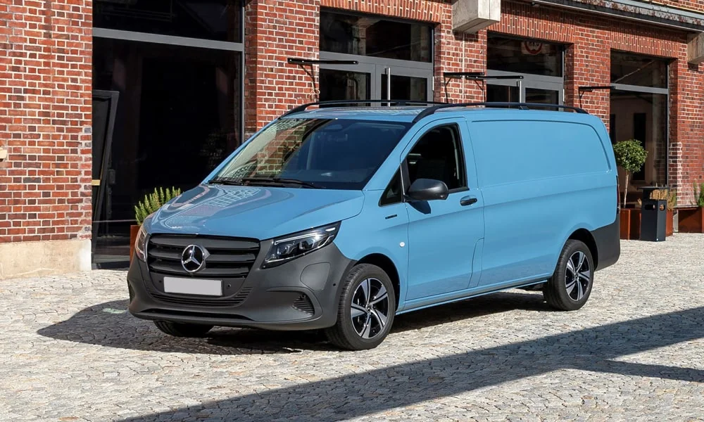 Фото Mercedes-Benz Vito (2024) — вид спереди, фото 7. Синий кузов, строгая симметрия оптики — базовый ракурс знакомства с дизайном. Дневные ходовые огни включаются автоматически с запуском Mercedes-Benz Vito (2024) — вид спереди, фото 7