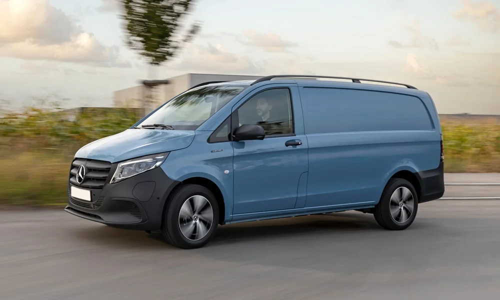 Фото Mercedes-Benz Vito (2024) — вид спереди, фото 10. Оптика, решётка и бампер — первое впечатление о модели. Дневные ходовые огни включаются автоматически с запуском Mercedes-Benz Vito (2024) — вид спереди, фото 10