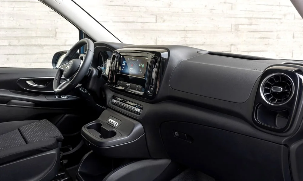 Фото Mercedes-Benz Vito (2024) — интерьер, фото 3. Общий план салона: архитектура панели, консоль и кресла Mercedes-Benz Vito (2024) — интерьер, фото 3