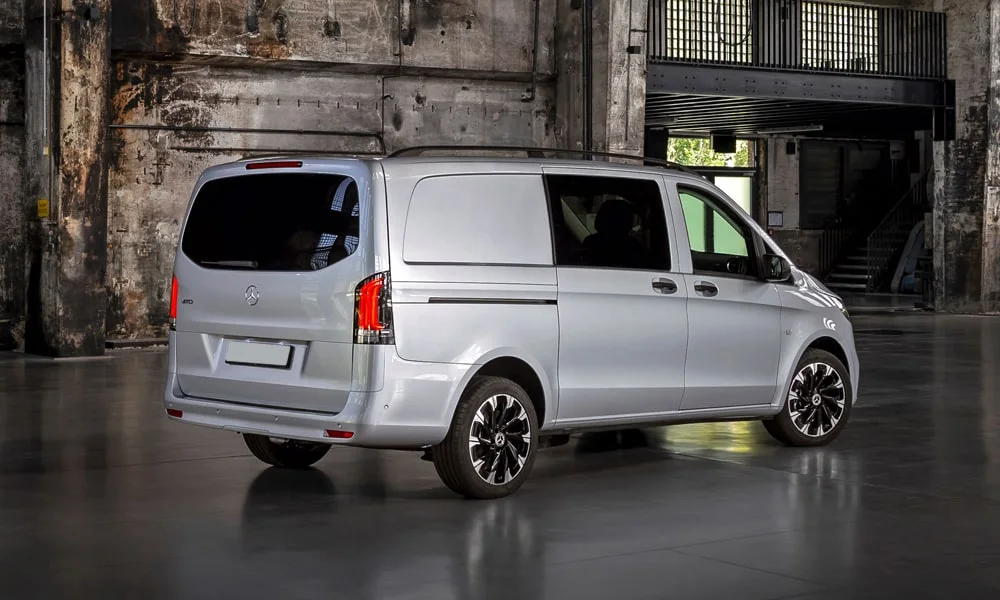 Фото Mercedes-Benz Vito (2024) — вид сзади. Графика фонарей, бампер и оформление пятой двери Mercedes-Benz Vito (2024) — вид сзади