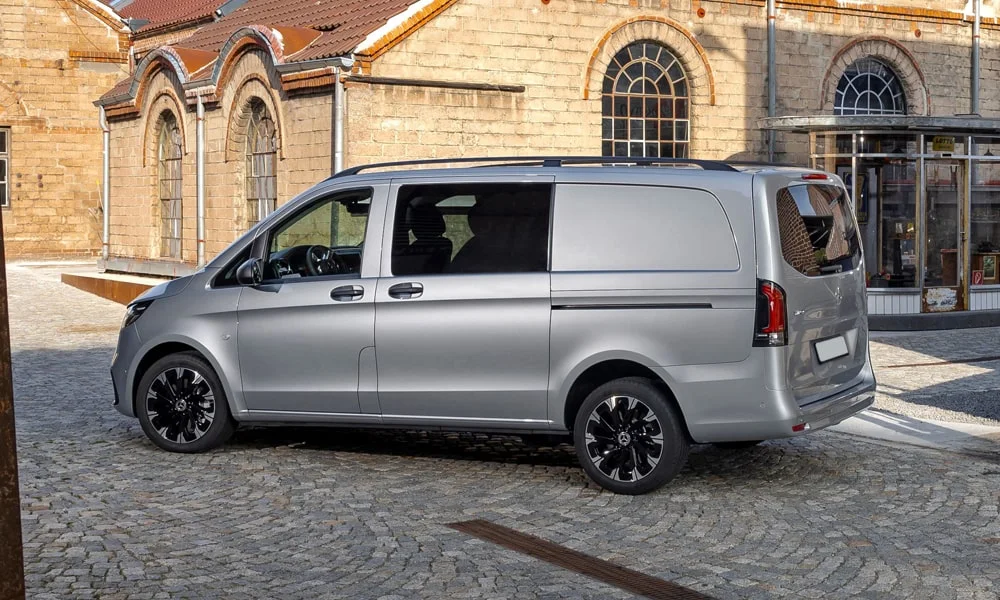Фото Mercedes-Benz Vito (2024) — вид сзади, фото 2. Серебристый кузов сзади — фонари и бампер определяют ночной образ модели. Насадки выхлопа или их имитация внизу бампера различают версии Mercedes-Benz Vito (2024) — вид сзади, фото 2
