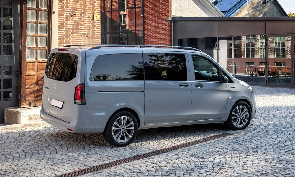 Фото Mercedes-Benz Vito (2024) — вид сзади, фото 3. Корма в серебристом цвете: графика фонарей и пластика пятой двери. Светодиодная полоса или раздельные секции — задняя оптика стала главным украшением кормы Mercedes-Benz Vito (2024) — вид сзади, фото 3