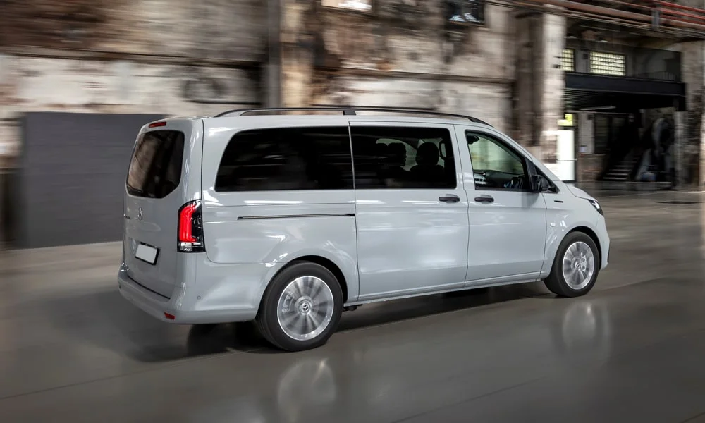 Фото Mercedes-Benz Vito (2024) — вид сзади, фото 4. Корма в серебристом цвете: графика фонарей и пластика пятой двери. Насадки выхлопа или их имитация внизу бампера различают версии Mercedes-Benz Vito (2024) — вид сзади, фото 4