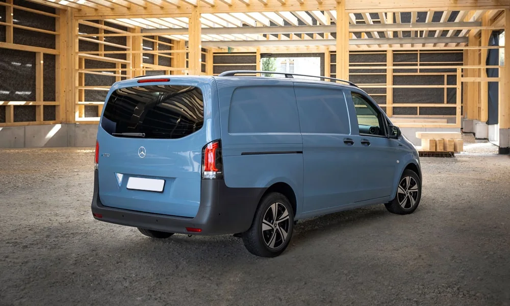 Фото Mercedes-Benz Vito (2024) — вид сзади, фото 5. Синий кузов сзади — фонари и бампер определяют ночной образ модели Mercedes-Benz Vito (2024) — вид сзади, фото 5