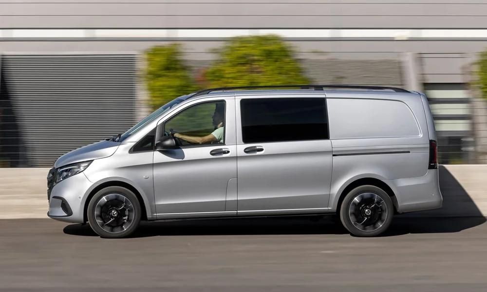Фото Mercedes-Benz Vito (2024) — вид сбоку. Профиль в серебристом цвете: соотношение колёсной базы и свесов Mercedes-Benz Vito (2024) — вид сбоку