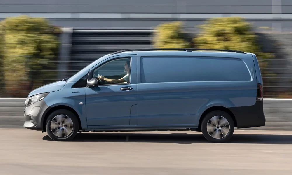 Фото Mercedes-Benz Vito (2024) — вид сбоку, фото 3. Синий кузов в профиль — пропорции, высота посадки и дизайн дисков. Длинная база — простор второго ряда; короткие свесы упрощают парковку Mercedes-Benz Vito (2024) — вид сбоку, фото 3