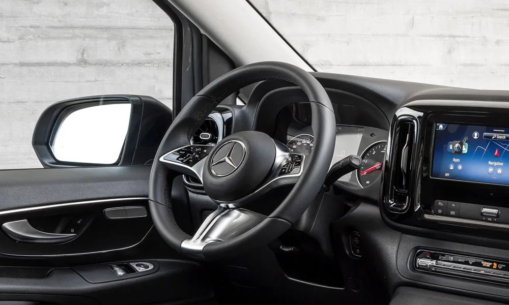 Фото Mercedes-Benz Vito (2024) — руль. Обшивка обода и компоновка спиц крупным планом. Обогрев обода — опция, которую оценят зимой Mercedes-Benz Vito (2024) — руль