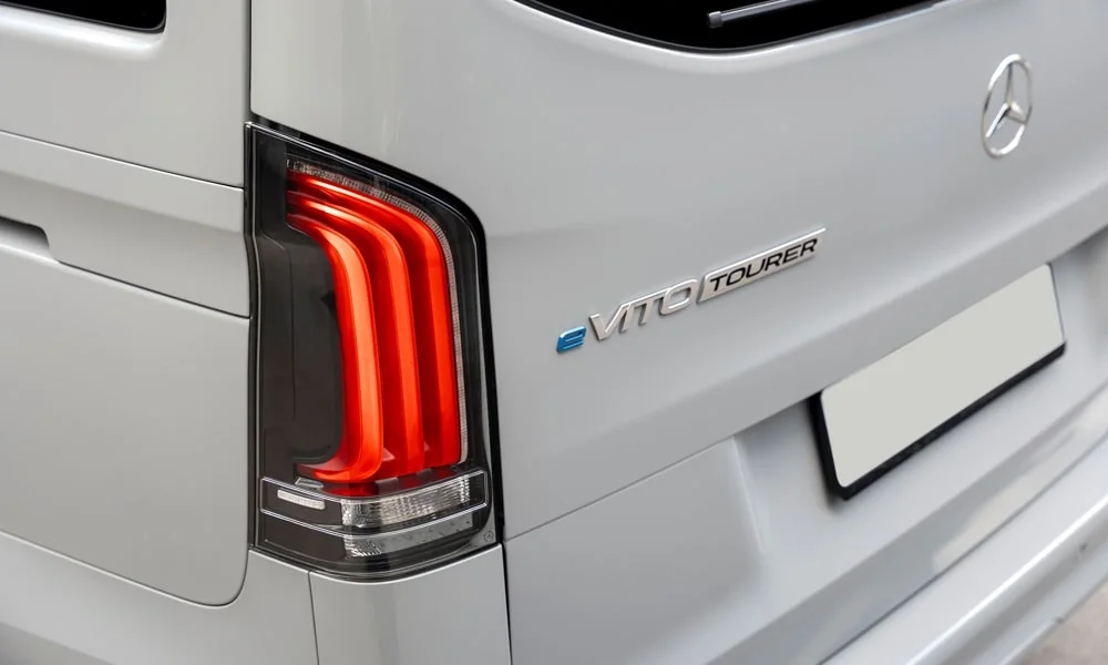 Фото Mercedes-Benz Vito (2024) — задние фонари. Рассеиватель фонаря вблизи: компоновка секций габарита, стопа и поворотника Mercedes-Benz Vito (2024) — задние фонари