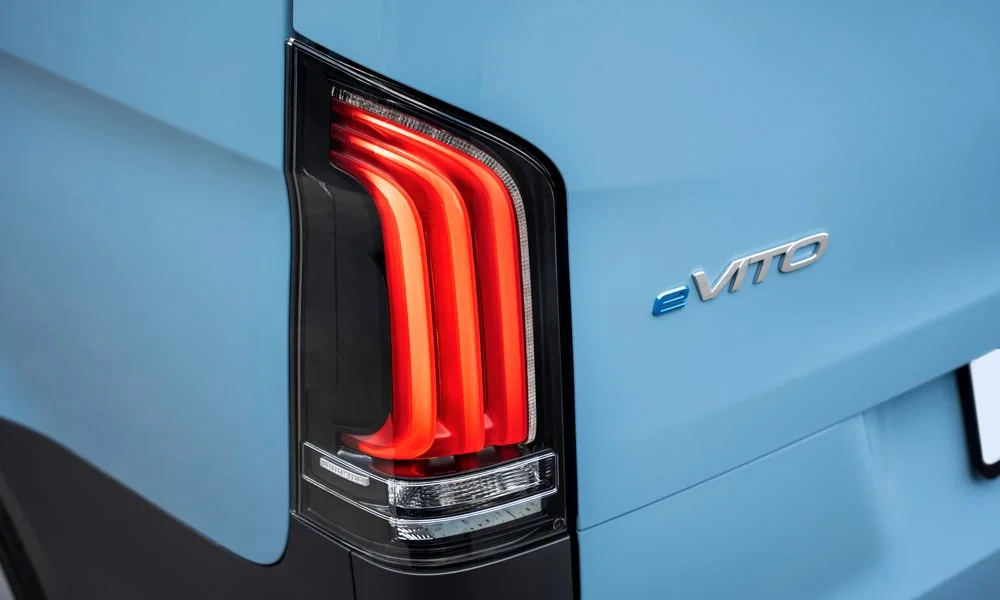 Фото Mercedes-Benz Vito (2024) — задние фонари, фото 2. Графика секций крупным планом — ночная подпись модели. Динамические поворотники с бегущей индикацией встречаются в старших комплектациях Mercedes-Benz Vito (2024) — задние фонари, фото 2