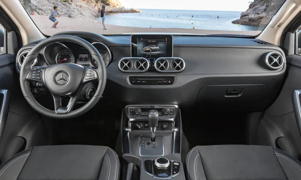 Фото Mercedes-Benz X-Class — передняя панель. Компоновка экранов, дефлекторов и консоли Mercedes-Benz X-Class — передняя панель