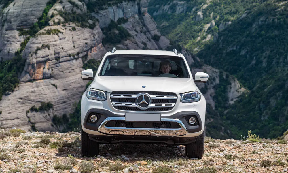 Фото Mercedes-Benz X-Class — вид спереди. Оптика, решётка и бампер — первое впечатление о модели Mercedes-Benz X-Class — вид спереди